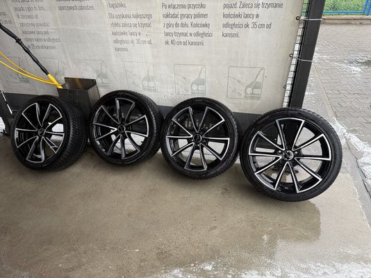 Elbląg Sprzedam Alufelgi z oponami zimowymi 245/40/R19.Rozstaw 5x112.Felgi w dobrym stanie 2 posiadają lekkie ślady