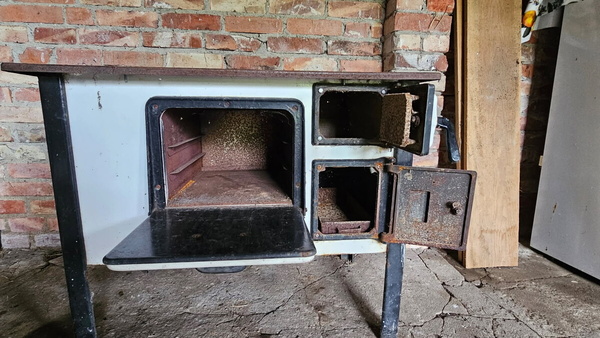 Elbląg Westwalka, kuchenka, piec. Ogłoszenie grzecznościowe, właścicielka Pani Basia Stan dobry, wymienione szamoty,