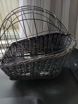 Elbląg Witam. 
Sprzedam kosz na bagażnik do przewożenia psa rowerem. 
Używany w dobrym stanie. 
Dla niedużych piesków.