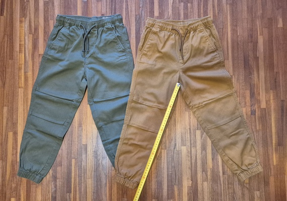 Elbląg Dwie pary spodni dla chłopca firmy H& M, rozmiar 122. Po jednym dziecku, użyte kilka razy, stan bardzo dobry.