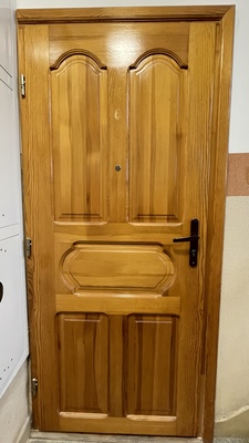 Elbląg Sprzedam drewniane drzwi 80 z litego drewna z ościeżnicą. Drzwi są solidne, pełne w klasycznym stylu, stabilne,