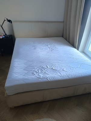 Elbląg Sprzedam łóżko 160 z materacem. Brakuje kilku desek pod materacem. Rama łóżka w jednym miejscu posiada