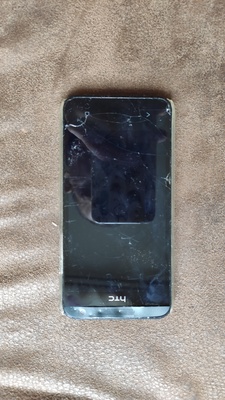 Elbląg Sprzedam telefon marki HTC widoczny na zdjęciach. Urządzenie jest uszkodzone i sprzedaję je jako egzemplarz na