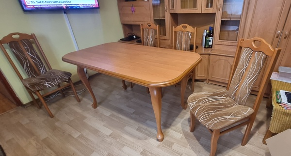 Elbląg Stół drewniany i 4 krzesła. Wymiary stołu to 80x150cm (200cm po rozłożeniu). Komplet 4 letni w stanie idealnym,
