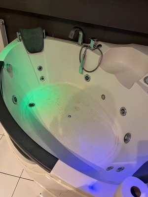 Elbląg Sprzedam wanne z masażem wymiar 170 x 160.Wanna używana. Stan dobry. Odbiór i transport po stronie kupującego