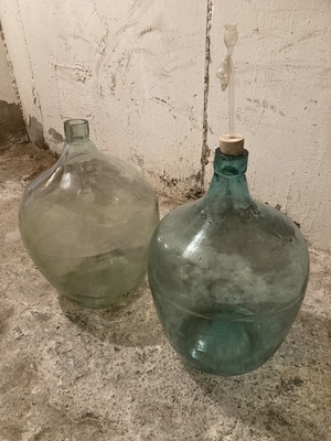 Elbląg Sprzedam 2 gąsiory do wina po 30l. 
Jeden ma zatyczkę z rurką. 
Dwa gąsiory 70zl
Jeden 45zl
Zapraszam