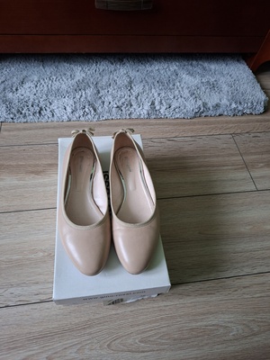 Elbląg Buty marki Gino Rosi o kolorze beżowym, wykonane z prawdziwej skóry. Wygodne i eleganckie czółenka na