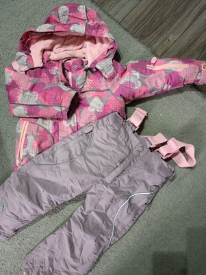 Elbląg Sprzedam kurtkę i spodnie śniegowe dla dziewczynki. Stan dobry. Kurtka posiada wady widoczne na zdjęciach.