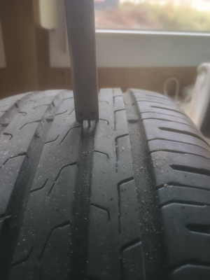 Elbląg Sprzedam 4 opony Letnie Continental 215/60 R 17 w bardzo dobrym stanie wraz z pokrowcami Dacia.