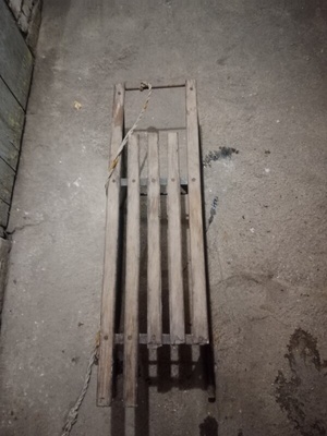 Elbląg Sprzedam sanki uszkodzone z czasów PRL. Stan widoczny na zdjęciach. Do wymiany listewki. Długość całkowita 102