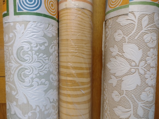 Elbląg Tapety. 
Głęboko tłoczone dwa wzory - kolory. 
Gładka wodoodporna wzór deska. 
Cena za 1 rolkę. 
Odbiór z Elbląg