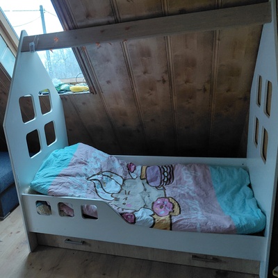 Elbląg Witam sprzedam dwa łóżeczka dla dziecka w kształcie domku wraz z materacami i szufladami. Rozmiary 180x80 i