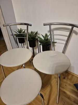 Elbląg Sprzedam dwa krzesła i taboret cena za całość 100 zł.