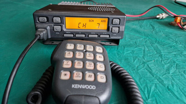 Elbląg Sama stacja bez słuchawki. Radiotelefon przenośny z serii TK-860(H) to kompaktowy analogowy radiotelefon