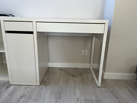 Elbląg Na sprzedaż używane biurko IKEA (wys. 75 cm, dl. 105 cm, szer. 50 cm). Posiadam dwa takie biurka, cena dotyczy