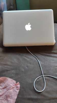 Elbląg Sprzedam MacBook A1342 w kolorze białym. Komputer jest używany i nosi ślady normalnego użytkowania. Na obudowie