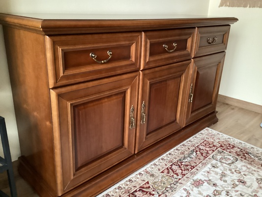 Elbląg Elegancki zestaw mebli do sypialni w klasycznym stylu firmy Taranko. Wykonany z wysokiej jakości drewna,