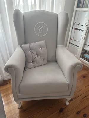 Elbląg Fotel Caramella z emblematem, używany, widoczne delikatne ślady użytkowania.