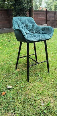 Elbląg Sprzedam dwa krzesła typu hokker, stan uważam za bdb. Obicie welurowe, kolor zielona butelka.