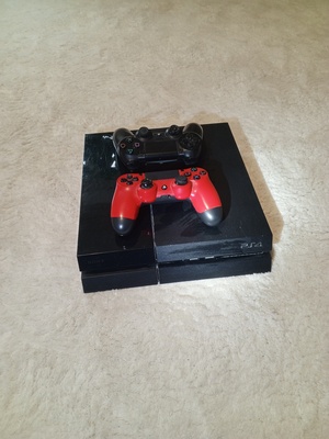 Elbląg Sprzedam PlayStation 4 w stanie bardzo dobrym w zestawie pad, drugi z małą wadą mogę oddać gratis.
