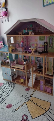 Elbląg Domek dla lalek dużyWymiary  130,51 x 32,99 x 129,49 cm, dużo mebeli oryginalnych w zestawie. na terenie