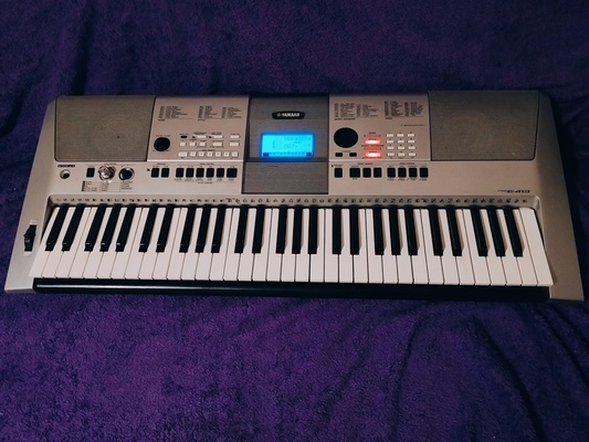 Elbląg Na sprzedaż keyboard Yamaha PSR e413 - w pełni sprawny, a jedynym mankamentem jest jeden pęknięty uchwyt na