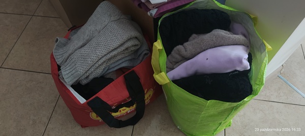 Elbląg Sprzedam dwie duże siatki swetrów, bluz damskich w bardzo dobrym stanie dla pani w rozmiarze od 42 do 46 około 20