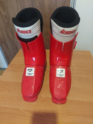 Elbląg Sprzedam buty narciarskie włoskiej firmy Nordica. Rozmiar buta 28 -28,5 cm (przedział rozmiaru 43 - 44,5).