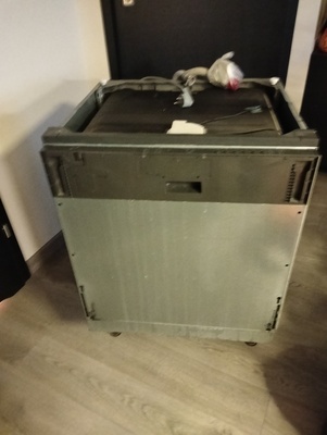 Elbląg Oddam zmywarkę do zabudowy IKEA szerokość 60 cm. Zmywarka ma uszkodzony zamek. Uszkodzenie widoczne na zdjęciu