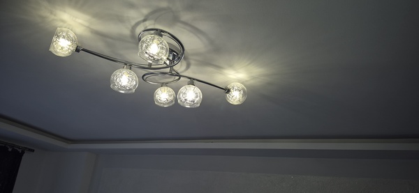 Elbląg Sprzedam żyrandol z żarówkami led, cena do negocjacji.