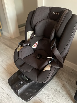 Elbląg Fotelik samochodowy Nuna Rebl Plus na obrotowej bazie, z dodatkową wkładką dla niemowlaka oraz dwoma