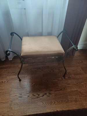 Elbląg Stylowe siedzisko, metalowy taboret.
Używany w bardzo dobrym stanie.
Nowe aksamitne obicie.