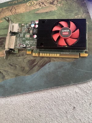 Elbląg Pamięć: 2 GB GDDR3.
Złącza: DisplayPort i DVI. 
Interfejs: PCI Express. 
Obsługuje rozdzielczość 4K.