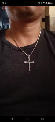 Elbląg Oferuję na sprzedaż elegancki łańcuszek z pięknym krzyżykiem, wykonany ze stali nierdzewnej wysokiej jakości,