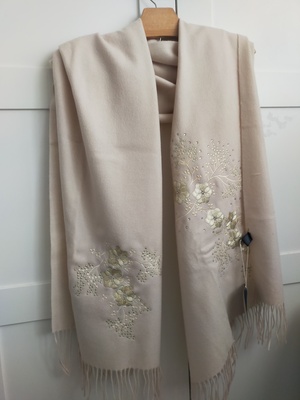 Elbląg Nowy, elegancki  SZAL 
 Idealny na  świąteczny prezent. 
Oryginalne efektowne opakowanie. 
dlugość; 180