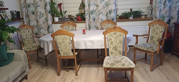 Elbląg Sprzedam stół dębowy i 6 krzeseł. 
Stół złożony ma dlugość 160 cm, a po rozłożeniu 205 cm. 
Szerokość stołu 100