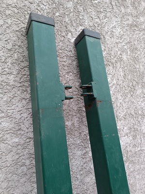 Elbląg Dwa słupki do zawieszenia bramy z rury kwadratowej 8 cm na 8 cm ścianki 0.4 mm grubości wysokość 1.8 m w