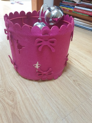 Elbląg Sprzedam żyrandol do pokoju dziecięcego z filcu w kolorze fuksji. Nie używany. Odbiór  na terenie Elbląga.