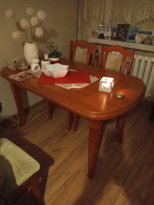 Elbląg Sprzedam stół rozkładany dł.140 x szer.80 x wys.75 cm. 
Do stołu przynależą 4 krzesła. Kolor kalwados.