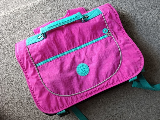 Elbląg Sprzedam dziewczęcy usztywniany plecak marki Kipling. Stan bardzo dobry, do odświeżenia małe zabrudzenia w