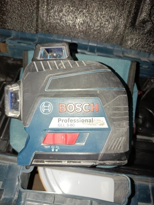Elbląg Witam posiadam do sprzedania narzędzia budowlane firmy Bosch. 
Laser liniowy GLL 3-80 +statyw150 -700