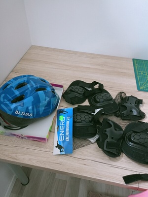 Elbląg Oddam za darmo  dla ok. 6 letniego dziecka kask na rower i ochraniacze. Oddam także łyżwy  figurowe skórzane