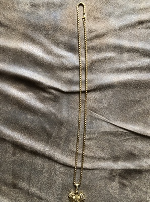 Elbląg Sprzedam używany łańcuszek z orzełkiem. Łańcuszek i orzełek są metalowe w kolorze złotym. Zaledwie kilka razy