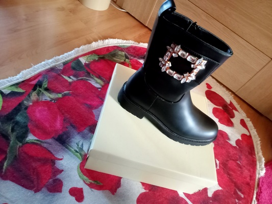 Elbląg Sprzedam nowe buty każda para po 40 zł. buty emu 40 buty lakierowane 39 i botki też 38.