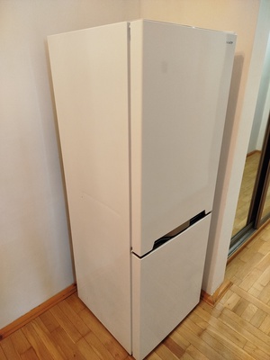 Elbląg Trzyletnia lodówka. Nosi ślady użytkowania, rysa na boku, kilka plam farby przy postawie, nadpęknięta półka na