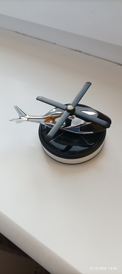 Elbląg Mam do sprzedania;Dyfuzor do zapachów w kształcie helikoptera. Helikopterek ma 4 ogniwka solarne. Gdy jest nieco