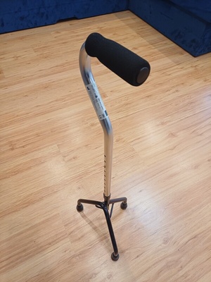 Elbląg Nowa laska inwalidzka trójnóg. 
Laska użyta 1 do chodzenia po domu. Maksymalnie do 100kg. Regulowana wysokość.