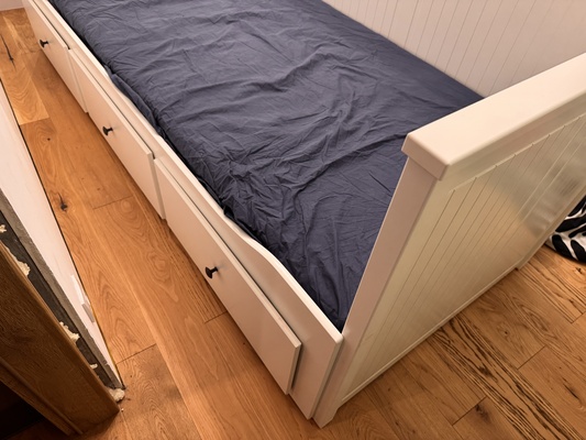 Elbląg Sprzedam łóżko z kolekcji HEMNES, rozkładane. Stan dobry. Zakupione w Ikea (zdemontowane)