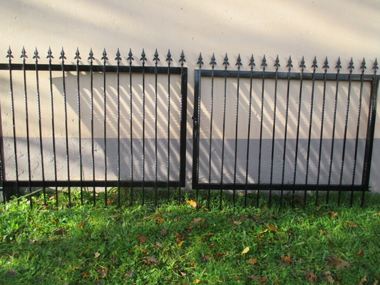 Elbląg Brama dwuskrzydłowa o szer.3 m i wysokości 1,30 m. Wykonana z tralek metalowych o przekroju 12mm x 12 mm.