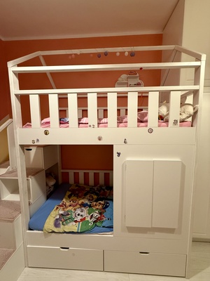 Elbląg Mam do zaoferowania solidne łóżeczko piętrowe pod materace 160×80 cm, wykonane na zamówienie przez stolarza.
W